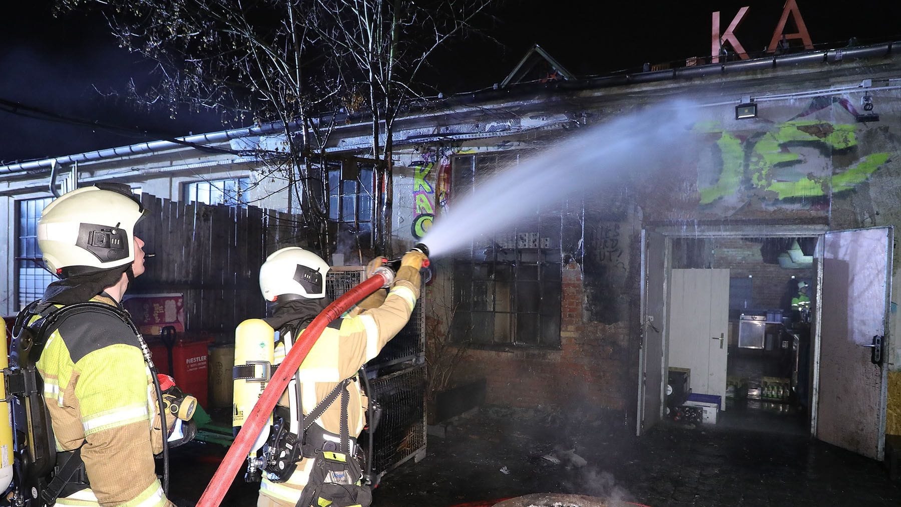 Brand Gitterboxen an Fassade eines Musikclubs Brand Gitterboxen an Fassade eines Musikclubs