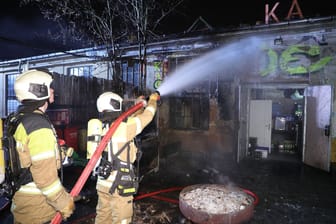 Brand Gitterboxen an Fassade eines Musikclubs
