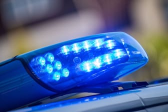 Ein Blaulicht leuchtet auf dem Dach eines Streifenwagens der Polizei (Symbolbild): Am Wochenende musste sie in München wegen einer Schlägerei in Neuperlach ausrücken.