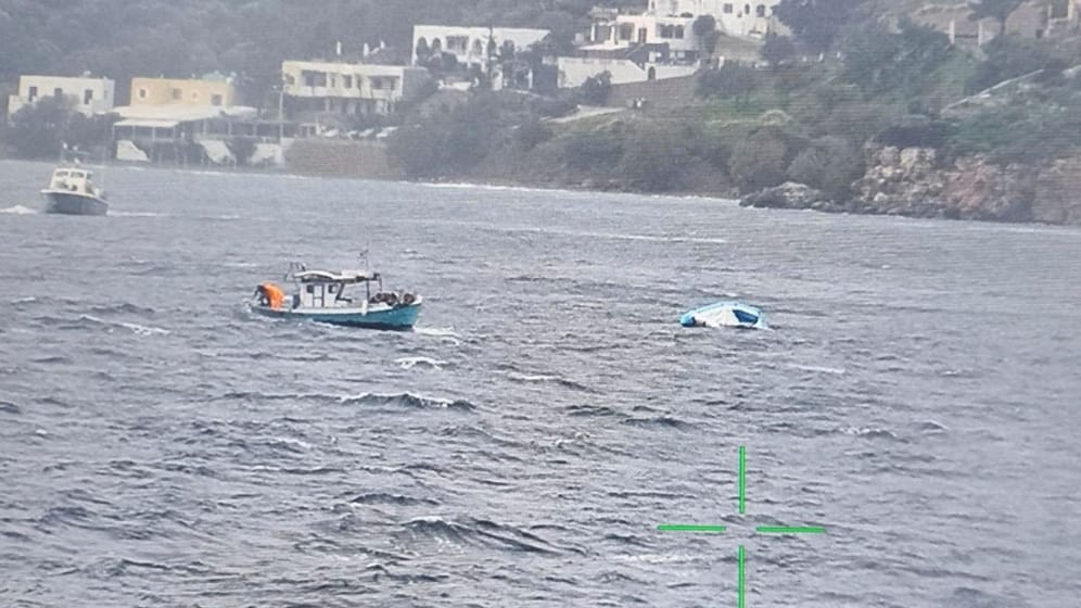 Das verunglückte Boot vor Leros: Mindestens vier Menschen starben.
