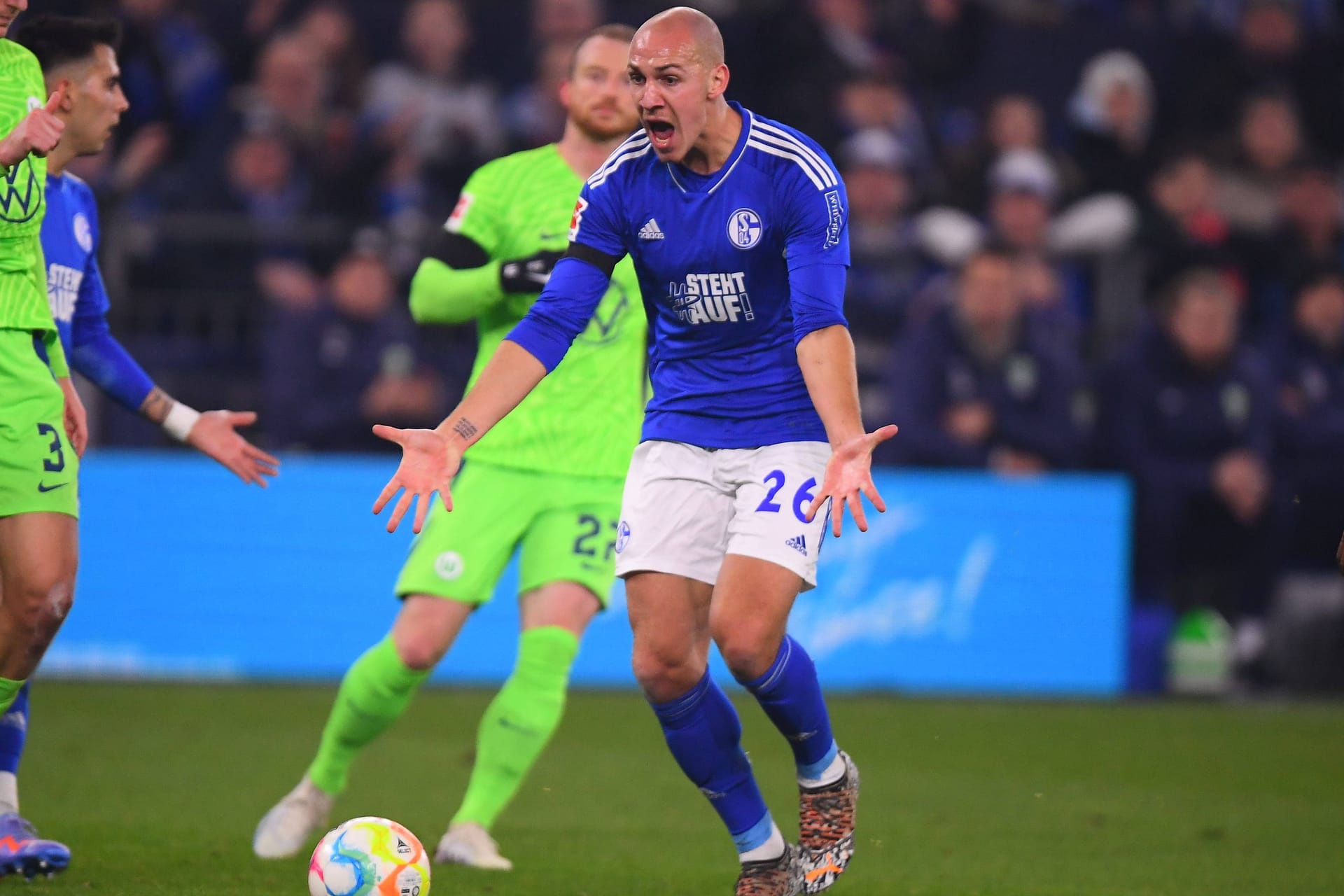 Schalkes Angreifer Frey (M.) verzweifelt gegen den VfL Wolfsburg.