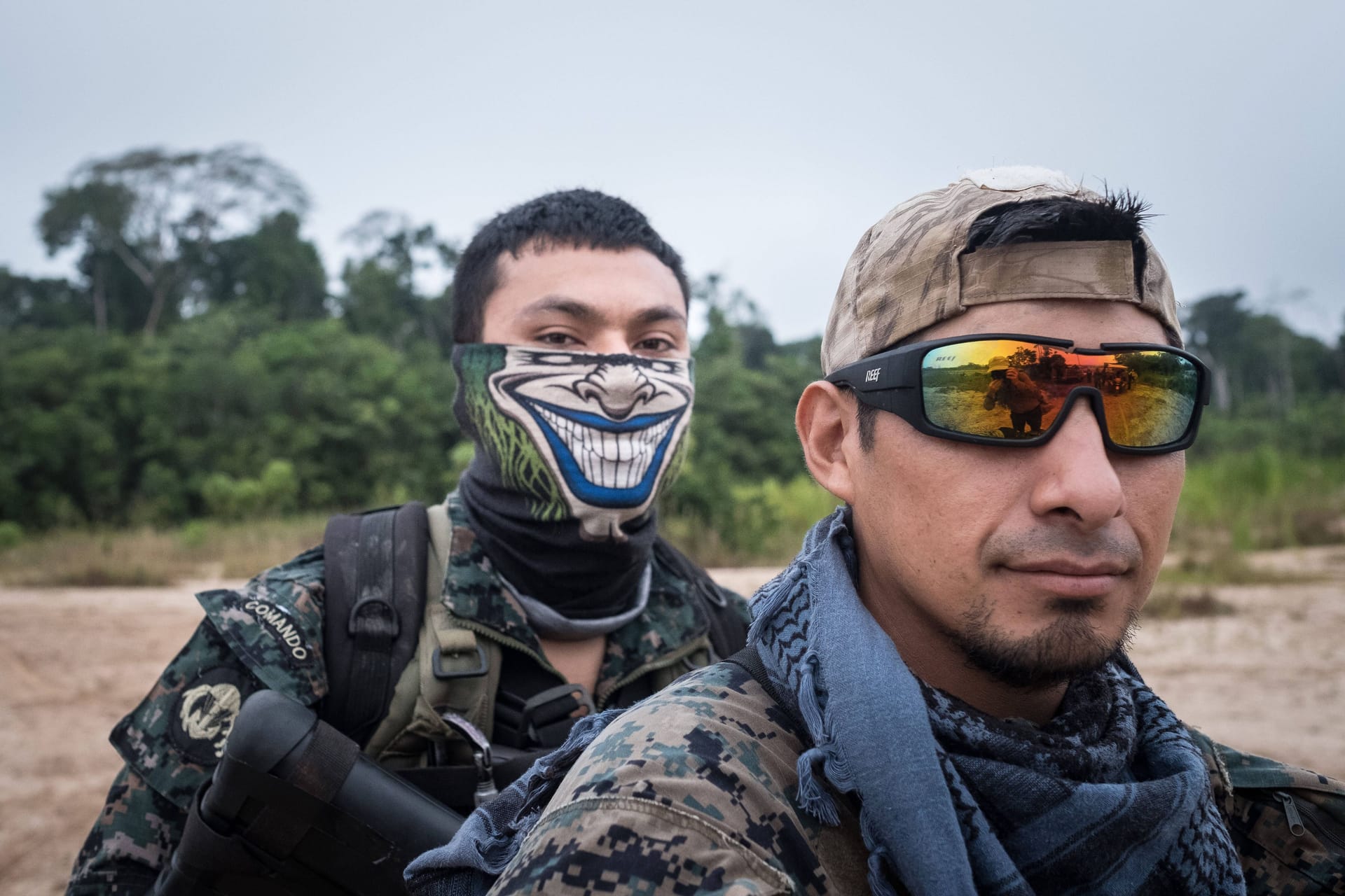 Argentinische Soldaten schützen eine Aufforstung vor Edelmetallräubern. Quelle: imago images)