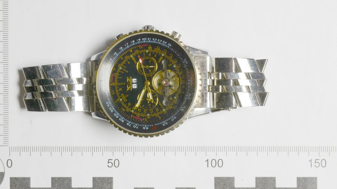Eine Uhr der Marke "Breitling" sucht auch ihren Besitzer oder ihre Besitzerin.