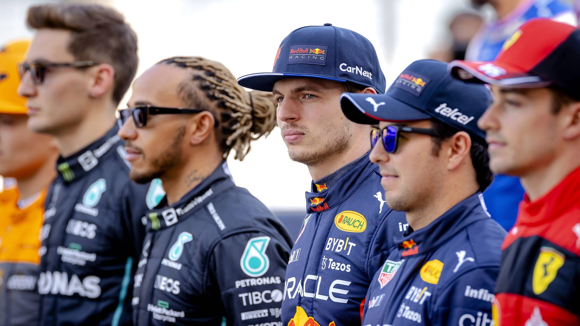 Das Fahrerfeld der Formel 1 für die Saison 2023 wurde ordentlich durchgemischt. Neben den Stars George Russel, Lewis Hamilton, Max Verstappen, Sergio Perez und Charles Leclerc (v. li.) gibt es neue Gesichter – und alte Bekannte. Der Überblick.