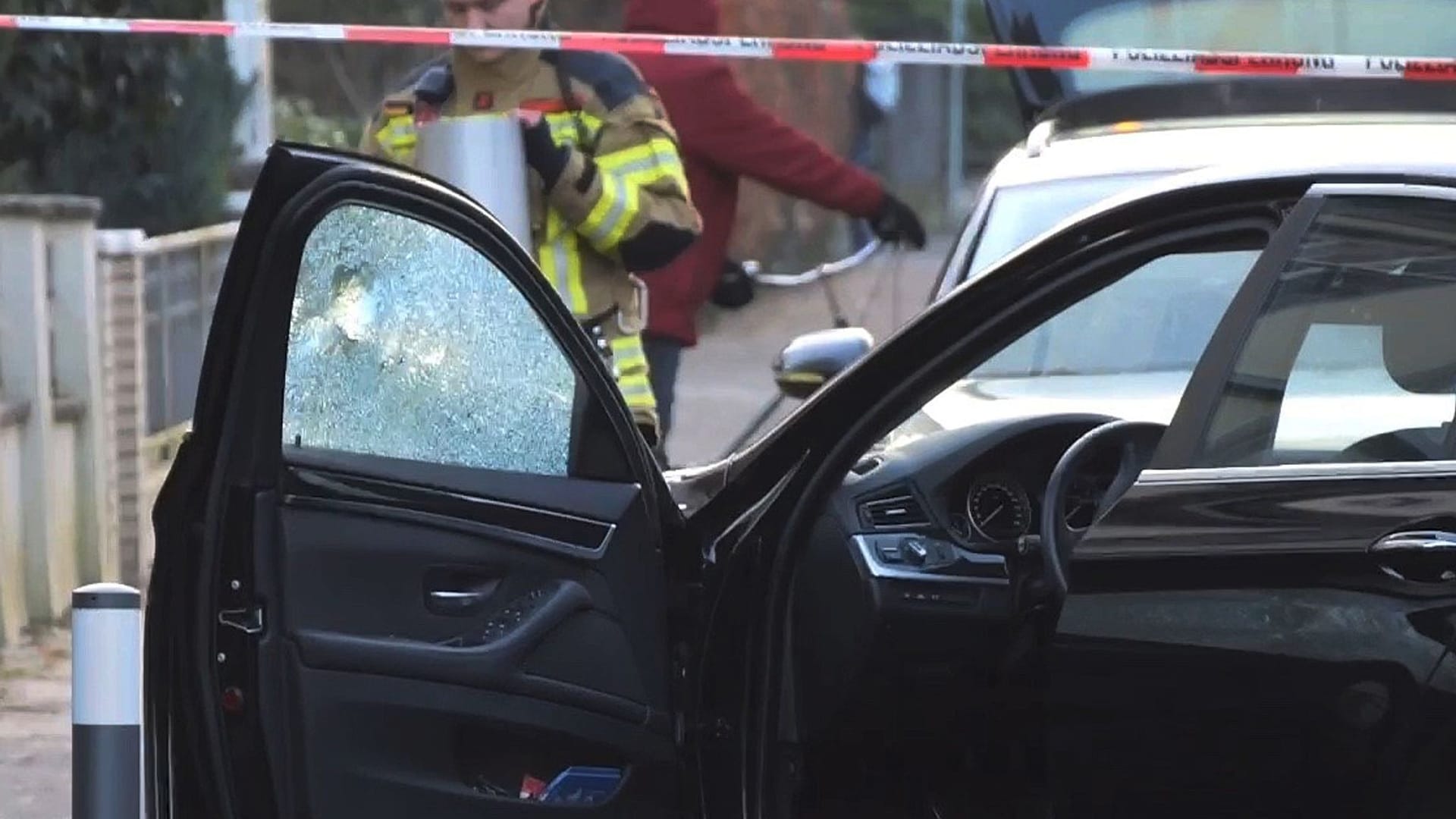 Das zersplitterte Fenster: Die Kugel traf die Frau im Gesicht.