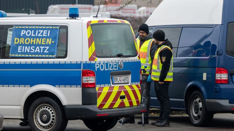 Trier (Rheinland-Pfalz): Polizisten von der Spurensicherung sichern Bereiche eines Tatorts um eine Discothek. Dort haben etwa 40 Personen mehrere Polizisten angegriffen und teilweise verletzt.