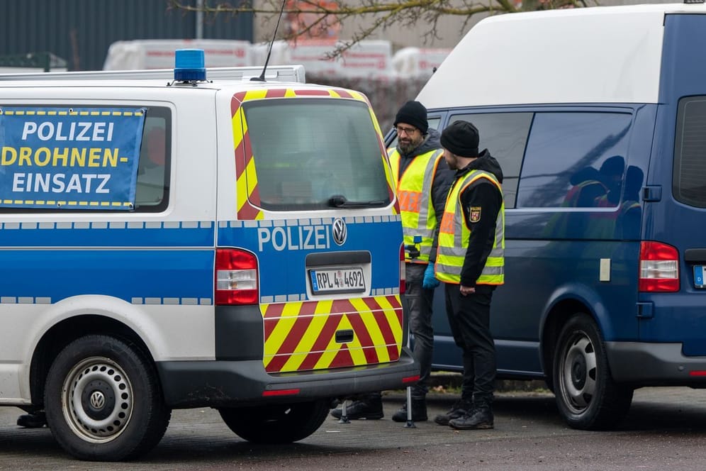 Trier (Rheinland-Pfalz): Polizisten von der Spurensicherung sichern Bereiche eines Tatorts um eine Discothek. Dort haben etwa 40 Personen mehrere Polizisten angegriffen und teilweise verletzt.