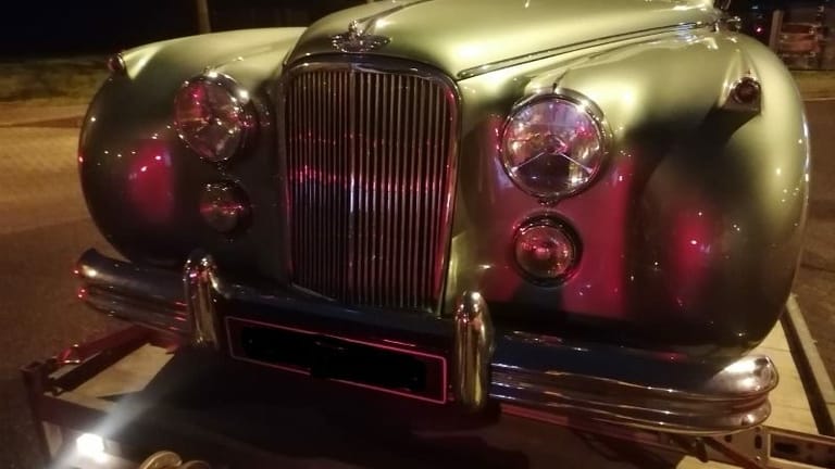 Der Oldtimer soll laut Besitzer frisch aus Großbritannien stammen.