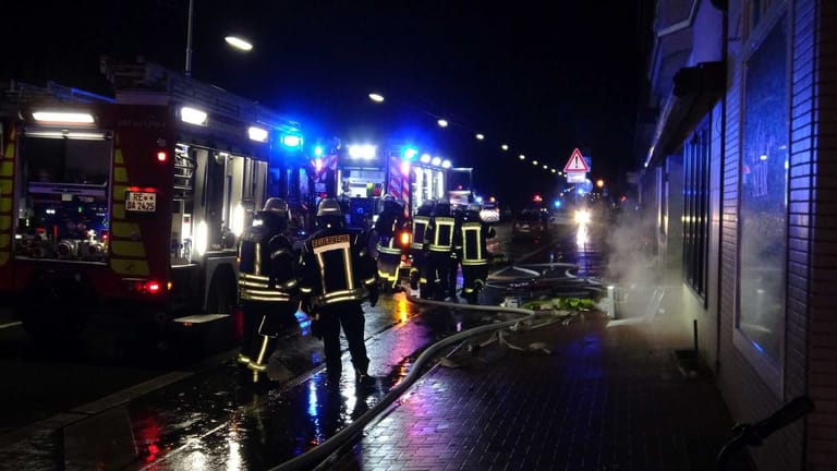 Einsatzkräfte der Feuerwehr in Schutzkleidung: In einem Keller eines Mehrfamilienhauses in Datteln ist Feuer ausgebrochen.