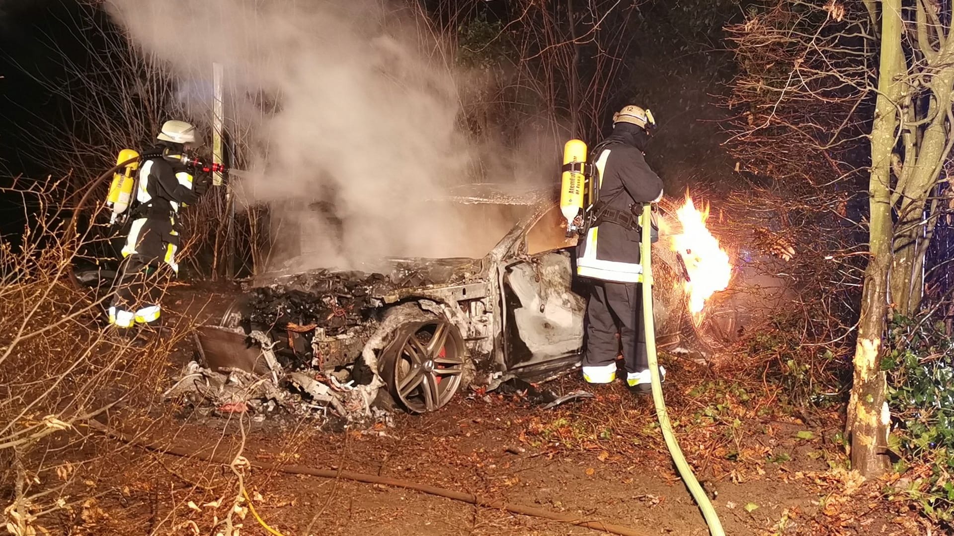 Feuerwehr am brennenden Auto: Mit ihm sollen die Automatensprenger geflüchtet sein. Feuerwehr am brennenden Auto: Mit ihm sollen die Automatensprenger geflüchtet sein.