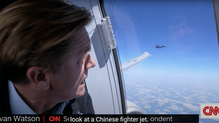 Ein CNN-Reporter schaut auf den chinesischen Kampfjet.