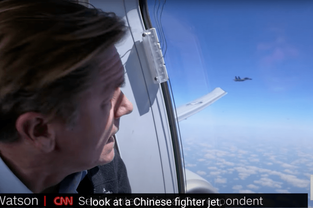 Ein CNN-Reporter schaut auf den chinesischen Kampfjet.