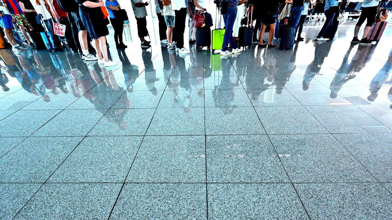 Warteschlange vor der Sicherheitskontrolle (Symbolbild): Am Flughafen Nürnberg sorgt ein neuer Scanner für eine schnellere Abfertigung.