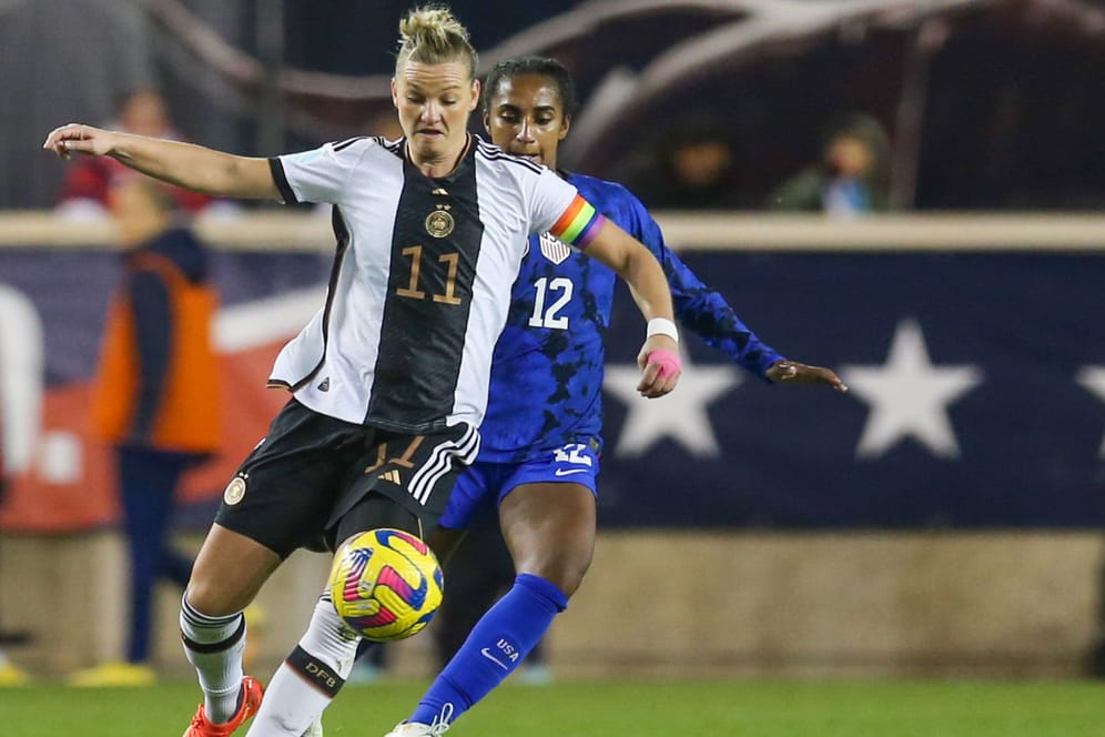 Alexandra Popp im Dress der Nationalmannschaft (Symbolbild): Die Frauen-WM könnte bald einen umstrittenen Sponsor bekommen.
