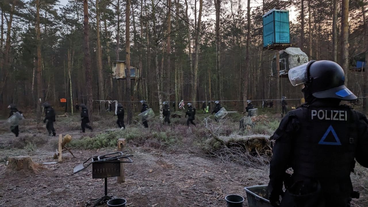 Erste Polizisten sind im "Heibo"-Protestcamp, viele sind mit Schutzschilden ausgestattet.