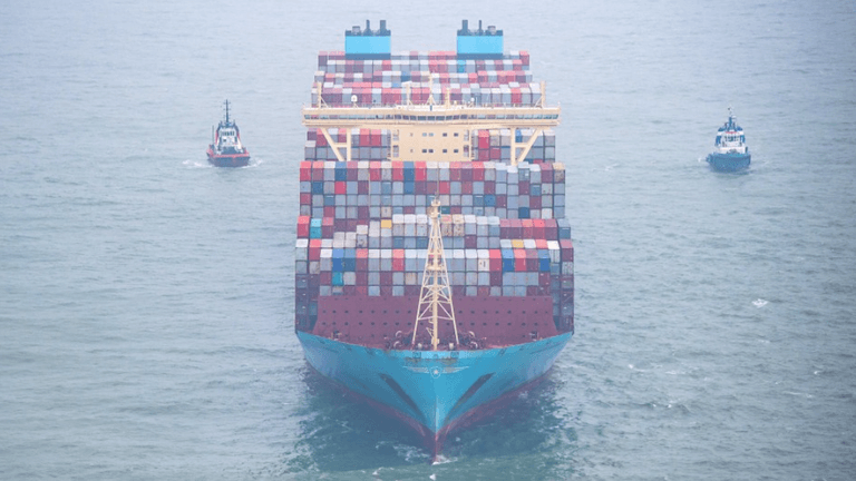 Die "Mumbai Maersk" liegt umringt von Schleppern in der Nordsee (Archivbild): Das Schiff konnte erst Tage später befreit werden.