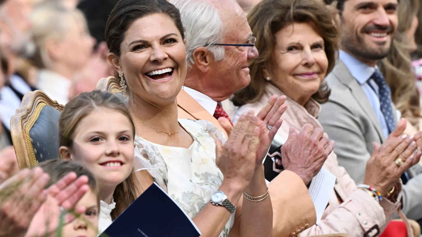 Juli 2022: Estelle neben ihrer Mutter Victoria und ihrer Großmutter Silvia.