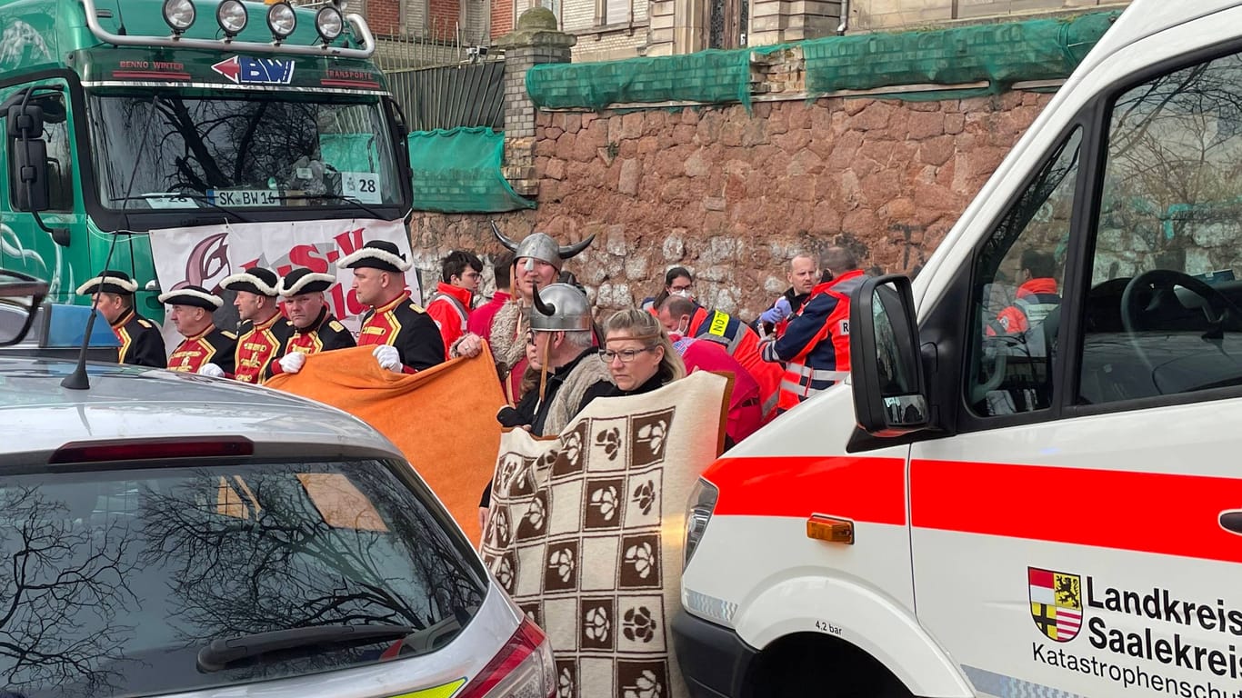 Die Unfallstelle: Karnevalisten hielten Decken hoch, um die verletzte Frau von Blicken abzuschirmen.