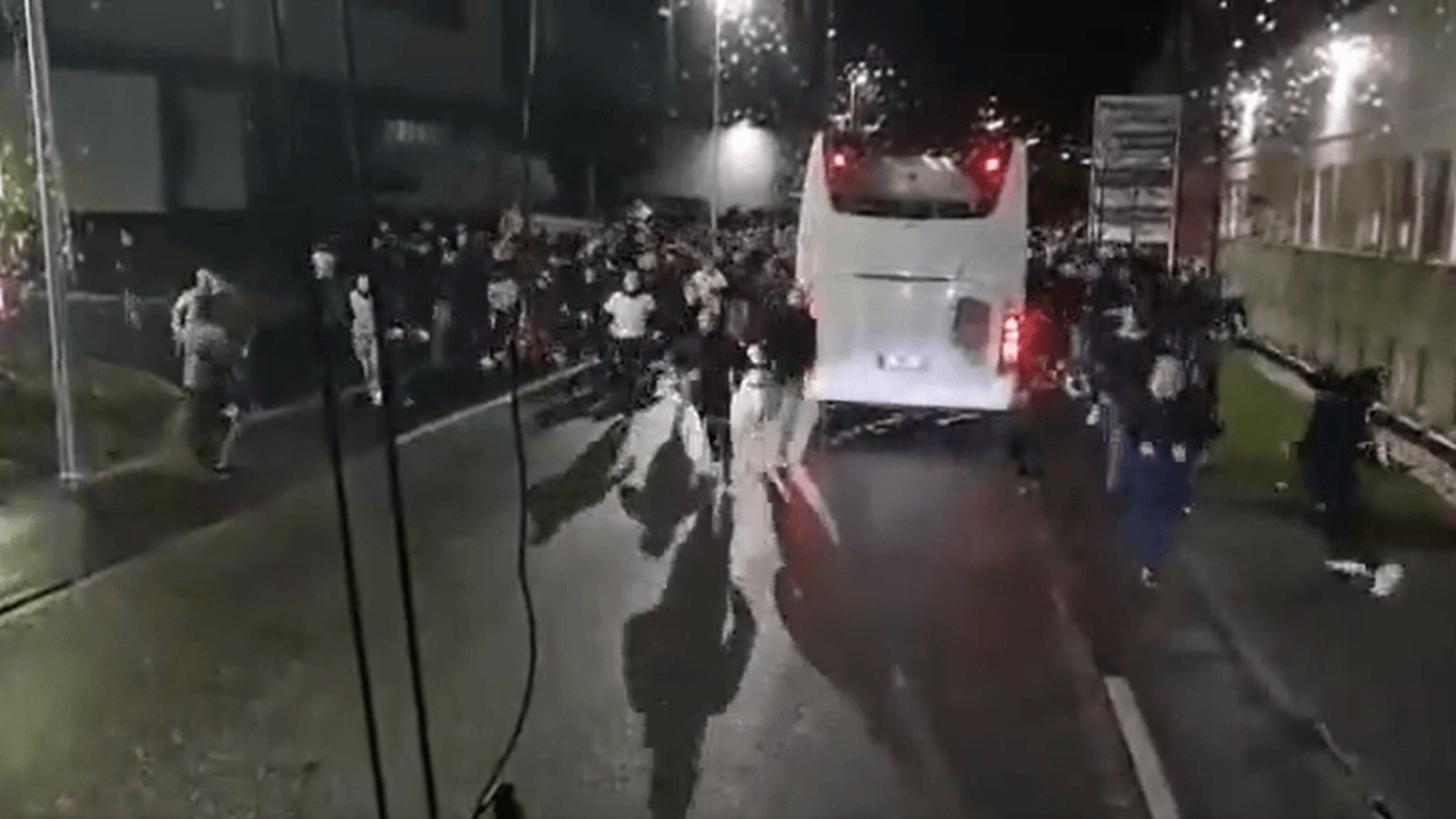 Mehrere Hundert Mitglieder der Schalker Fanszene wollten mit Bussen zum Auswärtsspiel der Königsblauen nach Berlin fahren – dann wurden sie angegriffen.
