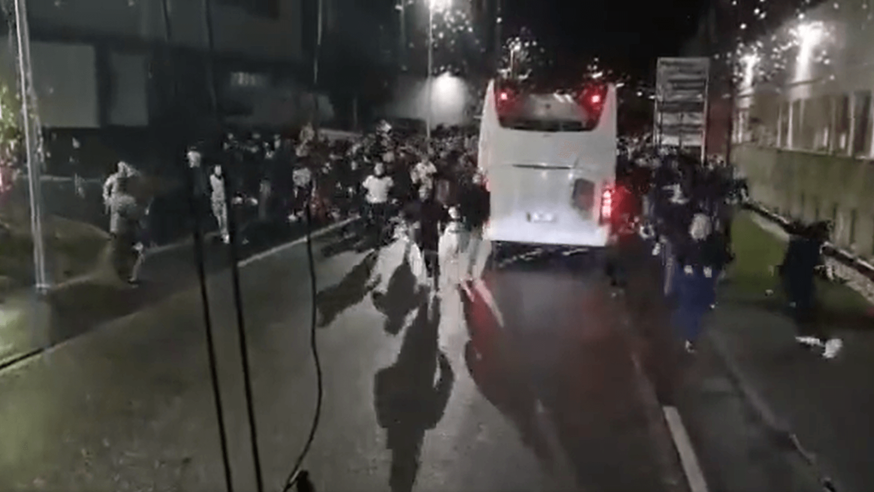 Mehrere Hundert Mitglieder der Schalker Fanszene wollten mit Bussen zum Auswärtsspiel der Königsblauen nach Berlin fahren – dann wurden sie angegriffen. Mehrere Hundert Mitglieder der Schalker Fanszene wollten mit Bussen zum Auswärtsspiel der Königsblauen nach Berlin fahren – dann wurden sie angegriffen.