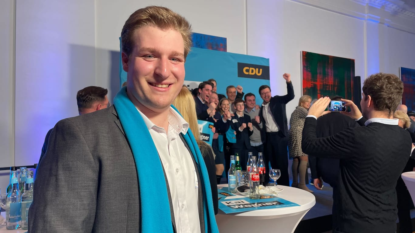Gregory Gosciniak: Im Hintergrund wird auf der Bühne das Wahlergebnis der CDU bejubelt.