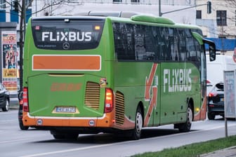 Ein Flixbus in Düsseldorf (Archivbild): Das Unternehmen beim 49-Euro-Ticket mitmachen.