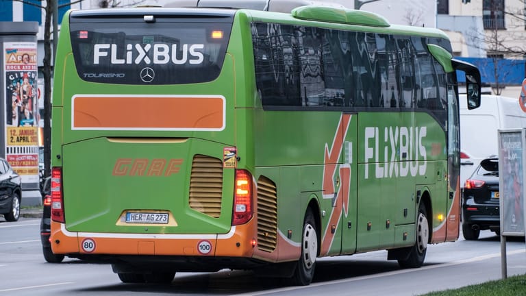 Ein Flixbus in Düsseldorf (Archivbild): Das Unternehmen beim 49-Euro-Ticket mitmachen.