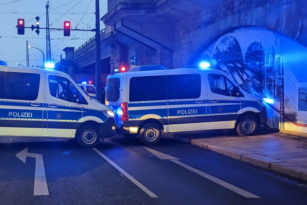 Am Samstag waren in Dresden fast 1.900 Einsatzkräfte der Polizei im Einsatz, um etwa Straßenzüge abzuriegeln: Bereits am frühen Abend waren 20 Anzeigen zusammengekommen.
