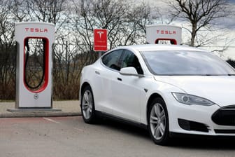 Tesla vor Ladesäule: Die Autopilot-Technologie ist für mehrere tödliche Unfälle verantwortlich.