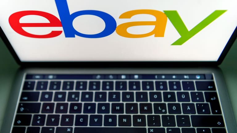 Ebay-Logo auf dem Display eines Laptops (Symbolbild): Seit 2023 gilt das Plattformen-Steuertransparenzgesetz (PStTG).