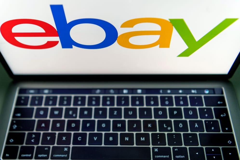 Ebay-Logo auf dem Display eines Laptops (Symbolbild): Seit 2023 gilt das Plattformen-Steuertransparenzgesetz (PStTG).