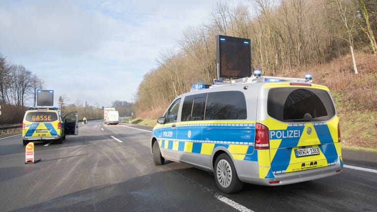 Polizeiautos am Unfallort: Auf der A4 in Richtung Köln fuhr ein Transporter auf einen Lkw auf.