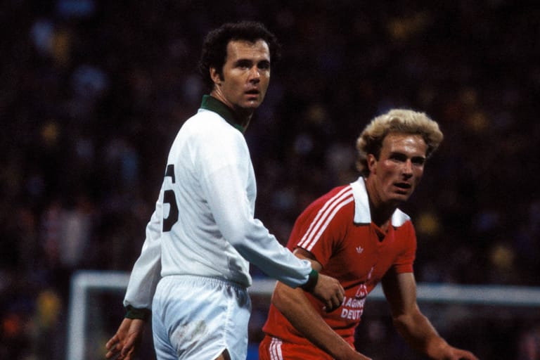 Ungewohntes Bild: Rummenigge (r.) 1978 im Duell mit seinem einstigen Teamkollegen Franz Beckenbauer, damals gerade bei den New York Cosmos aktiv.