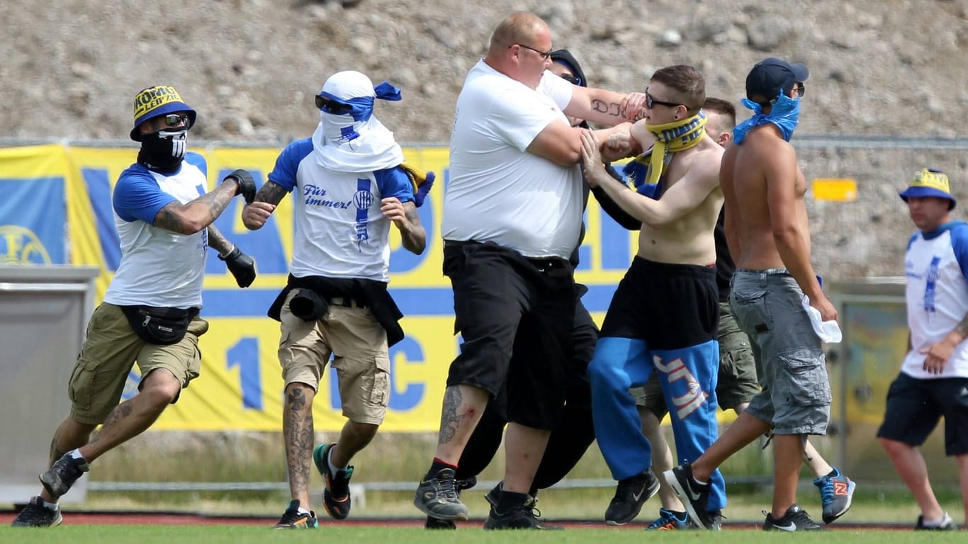 Hooligan-Gewalt: Hier beim Oberliga Süd-Spiel FC Rot Weiss Erfurt II gegen 1.FC Lok Leipzig im Juni 2015.