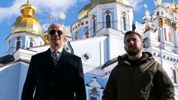 Joe Biden, Präsident der USA, geht neben Wolodymyr Selenskyj, Präsident der Ukraine, an der Kathedrale mit der goldenen Kuppel von St. Michael in Kiew vorbei.