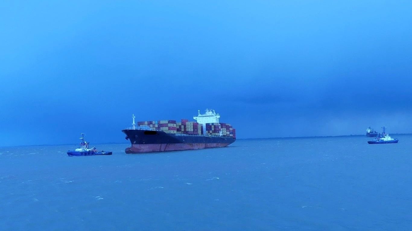 Das Containerschiff "MSC Cagliari IV": Der Schiffstransporter wurde an seinen Liegeplatz zurückgeschleppt.
