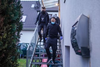 Die Polizei hat bei Razzien am Mittwoch in Hamburg vier Männer verhaftet.