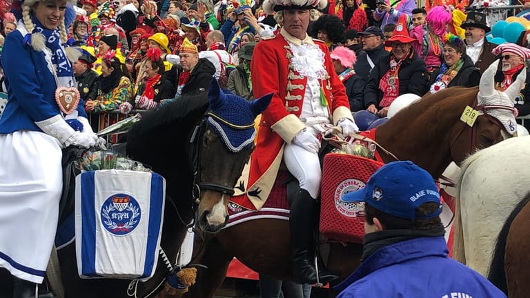 Reiter während des Rosenmontagsumzugs: Der Einsatz vom Pferde während des Zugs ist umstritten.