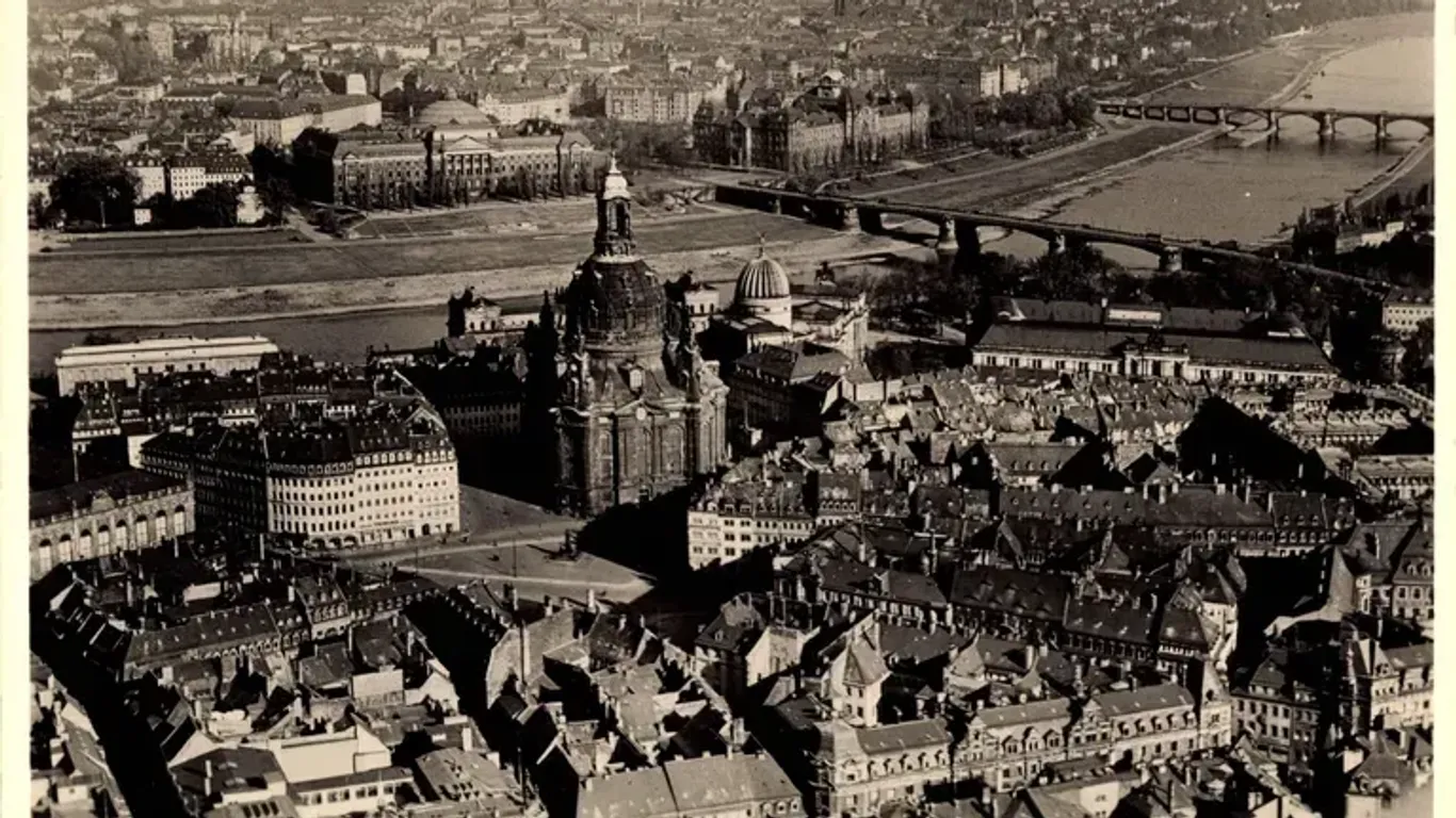 Die Altstadt von Dresden mit der Frauenkirche vor der Zerstörung.