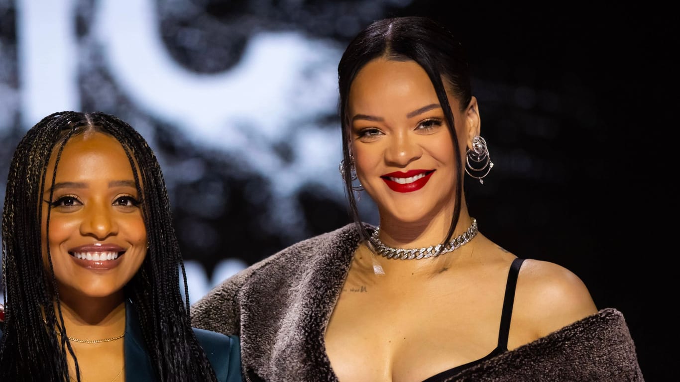 Rihanna (r.) mit Nadeska Alexis: Die Sängerin wird in der Halbzeitshow des Super Bowls auftreten.