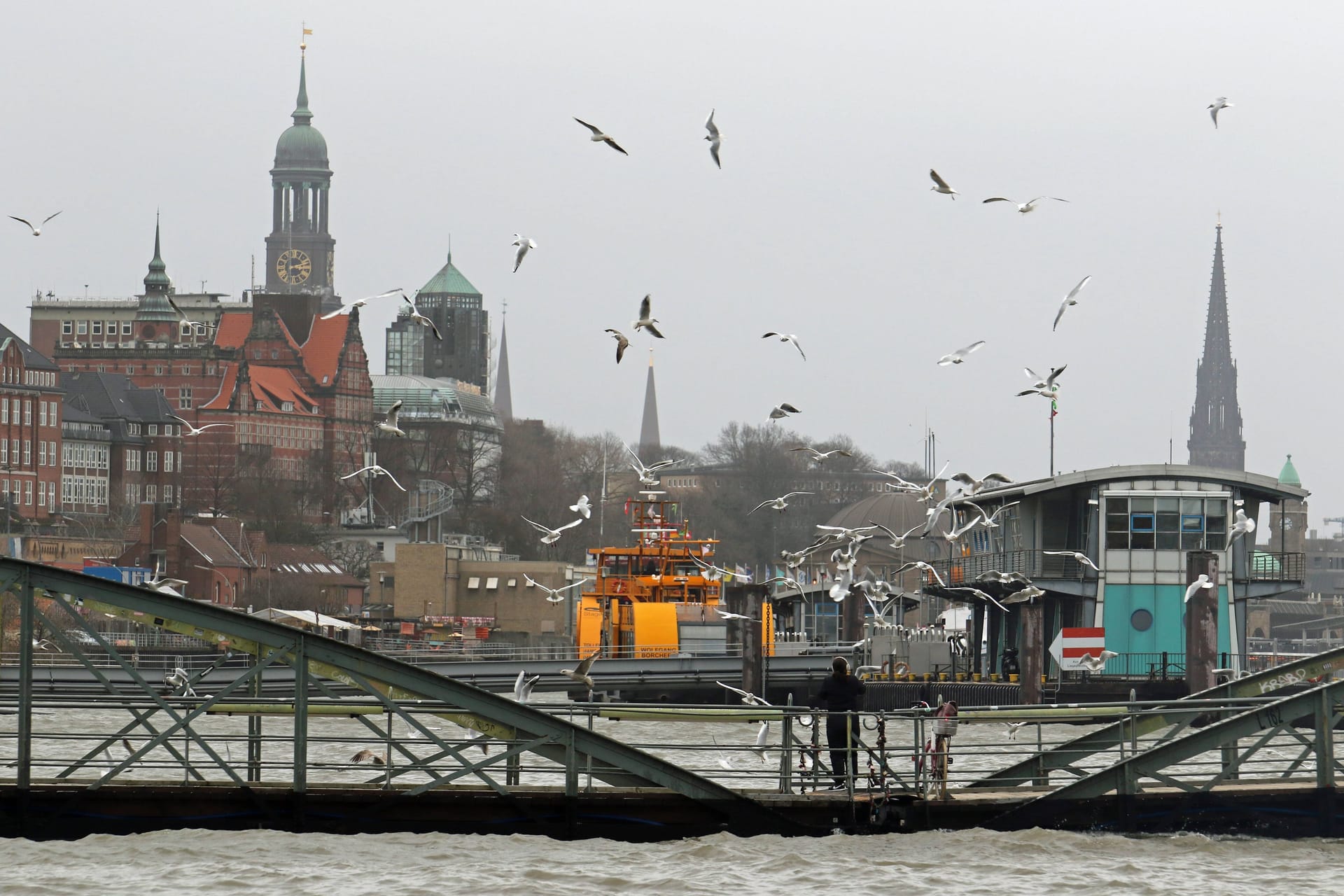 Hochwasser im Hamburger Hafen (Symbolbild): Wenn sich die Erde um weitere drei Grad aufheizt, werden Orte wie Hamburg regelmäßig unter Wasser stehen.