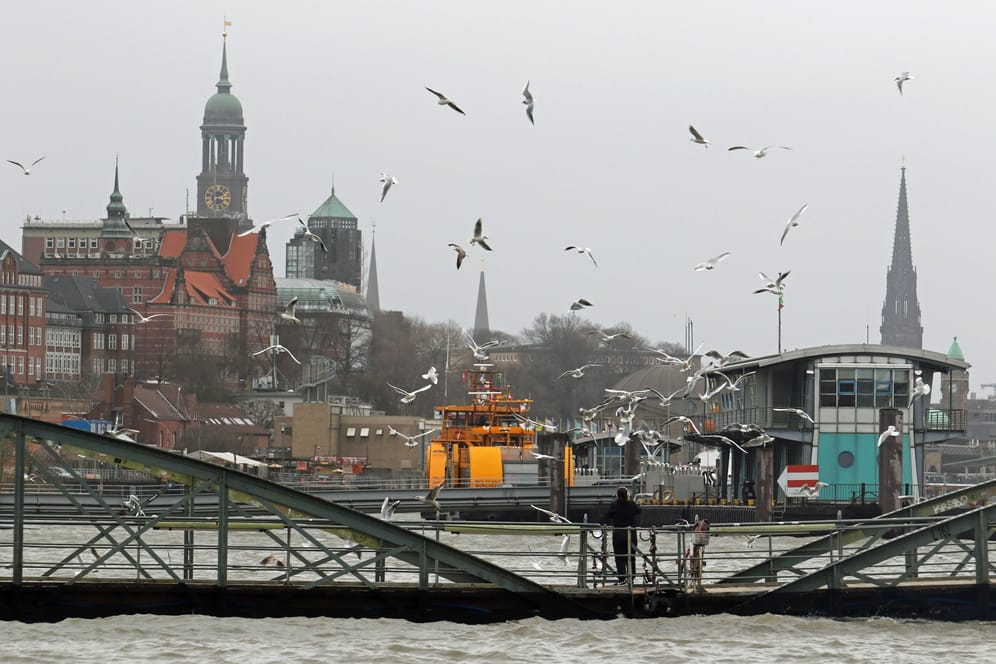 Hochwasser im Hamburger Hafen (Symbolbild): Wenn sich die Erde um weitere drei Grad aufheizt, werden Orte wie Hamburg regelmäßig unter Wasser stehen.