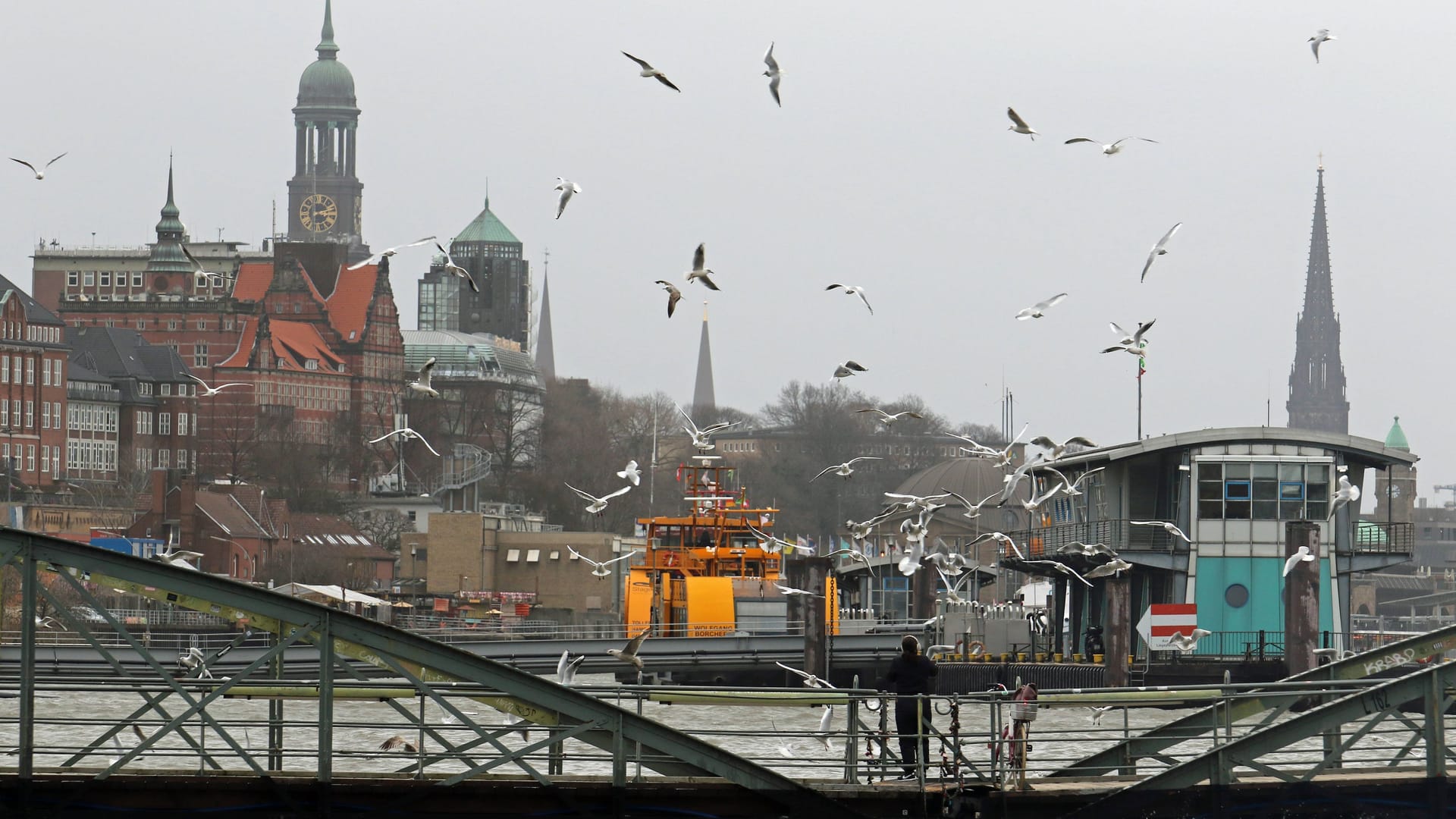 Hochwasser im Hamburger Hafen (Symbolbild): Wenn sich die Erde um weitere drei Grad aufheizt, werden Orte wie Hamburg regelmäßig unter Wasser stehen.