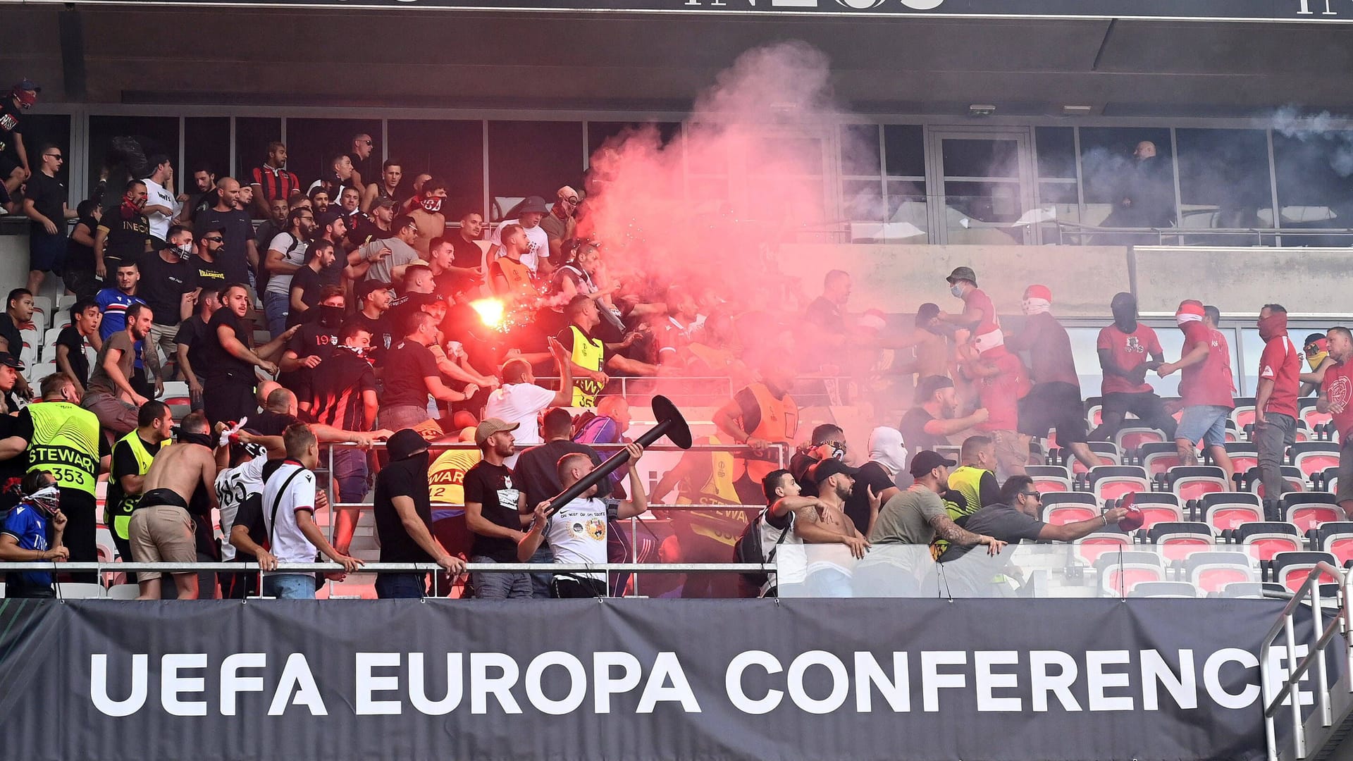 Allianz Riviera: Ausschreitungen zwischen Fans von Nizza und Köln.