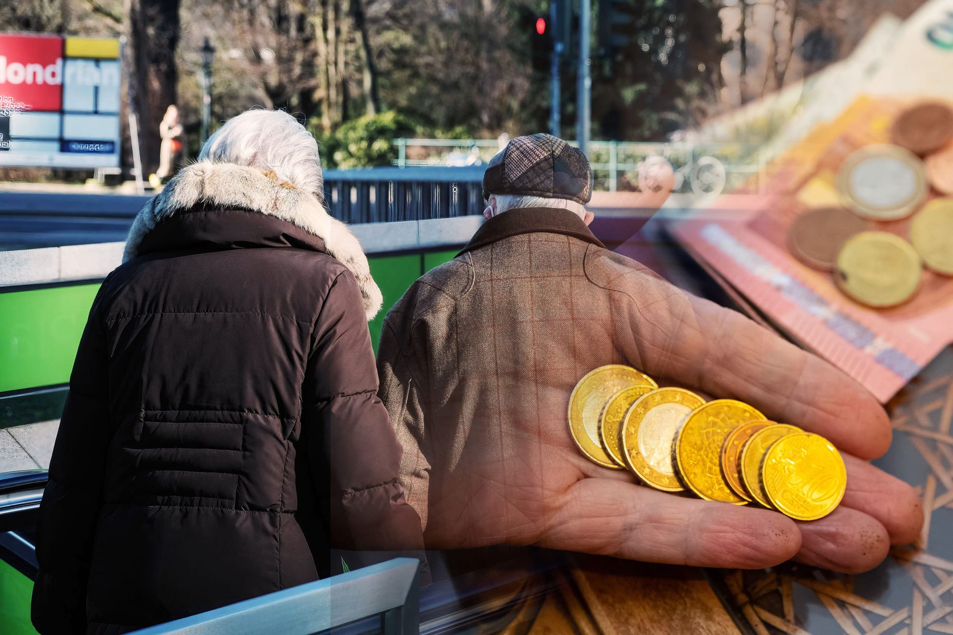 Rentner gehen eine Treppe runter