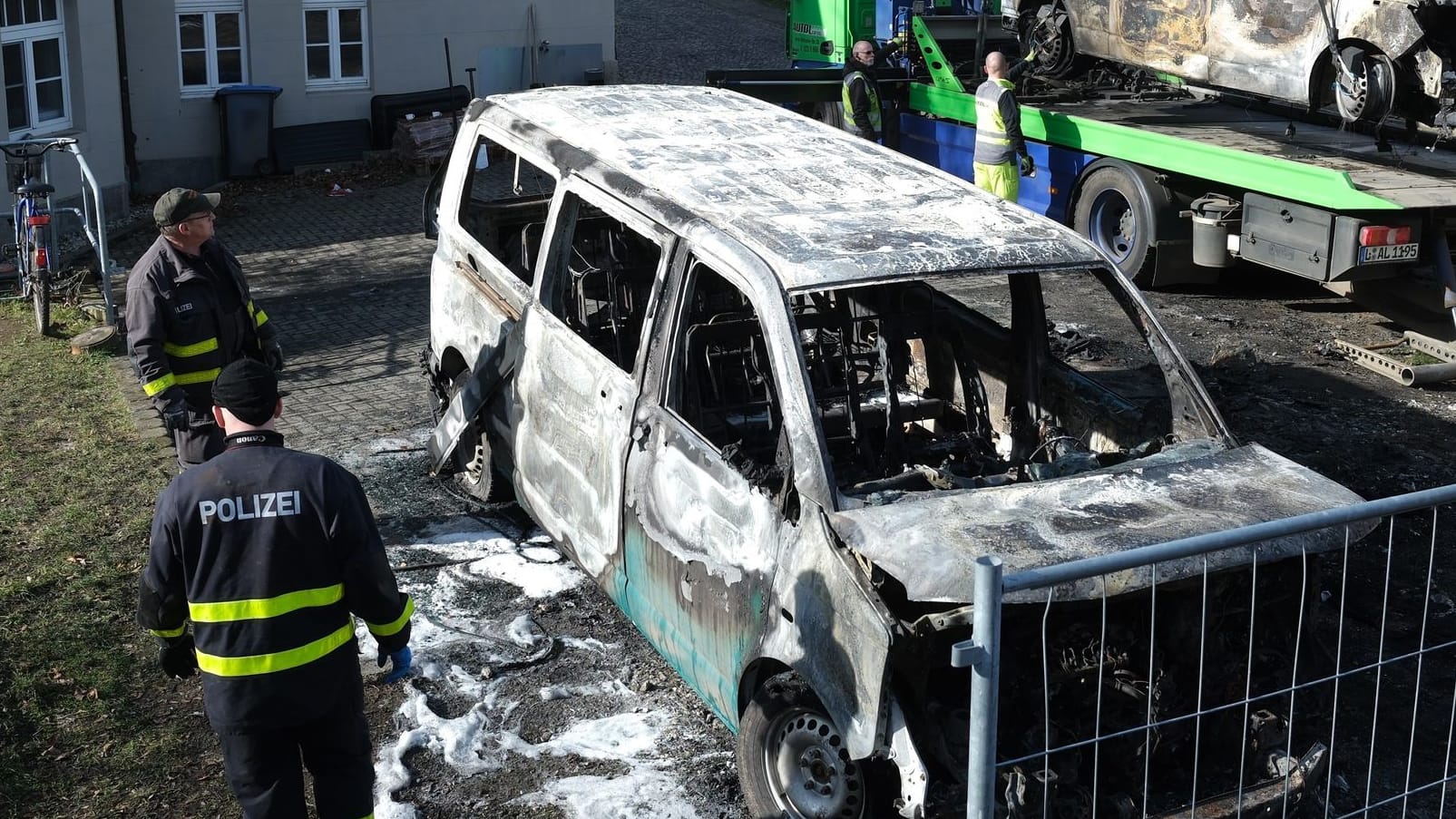 Ausgebrannte Fahrzeuge des Staatsbetriebes "Sachsenforst": Mutmaßliche Linksextremisten sollen sich zu dem Brandanschlag bekannt haben.