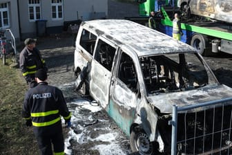 Ausgebrannte Fahrzeuge des Staatsbetriebes "Sachsenforst": Mutmaßliche Linksextremisten sollen sich zu dem Brandanschlag bekannt haben.