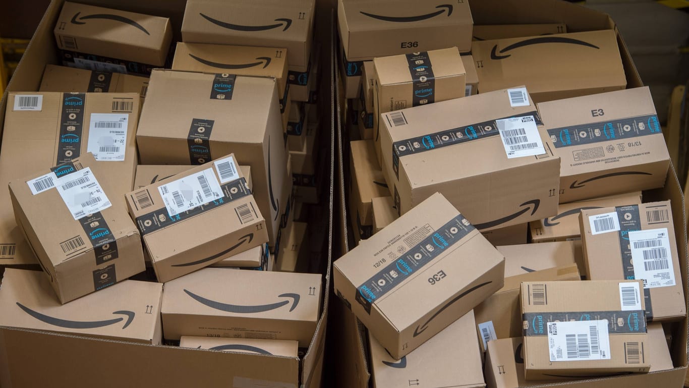 Amazon-Pakete im Logistiklager in Winsen/Luhe: Mitarbeiter an diesem Standort werden mit einem umstrittenen System überwacht.