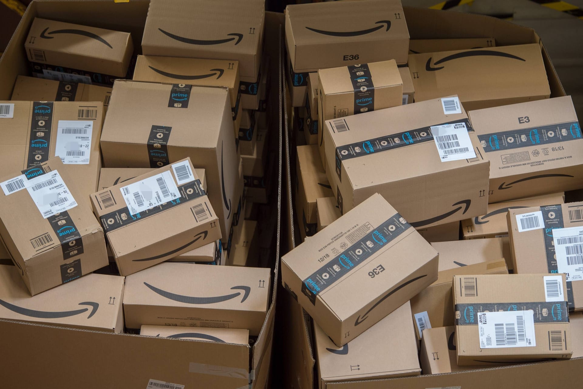 Amazon-Pakete im Logistiklager in Winsen/Luhe: Mitarbeiter an diesem Standort werden mit einem umstrittenen System überwacht.