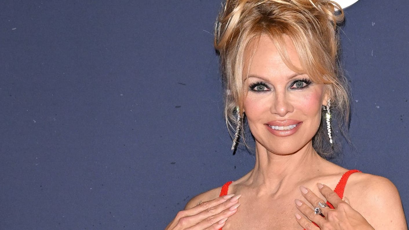 Pamela Anderson: Sie hat gerade eine Dokuserie und eine Autobiografie herausgebracht.